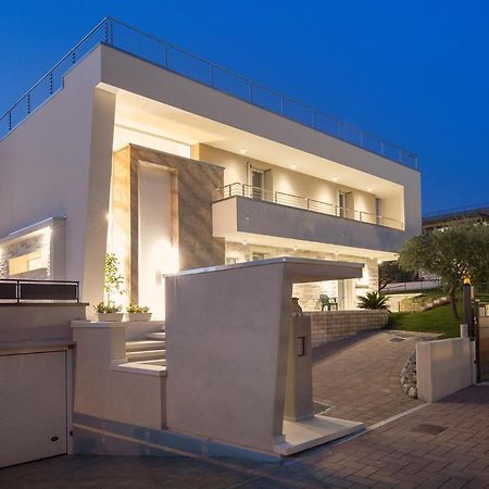 Villa Aurora-Holiday Home Apt 1 Бардоліно Екстер'єр фото